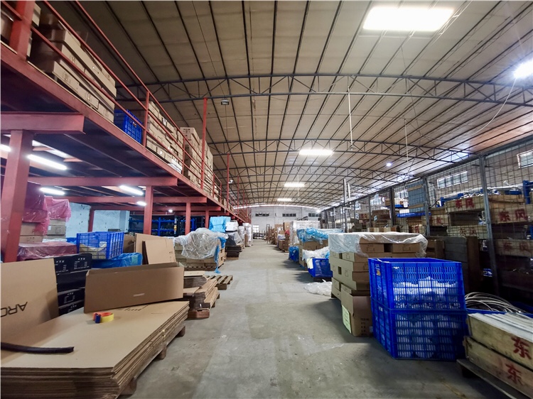 ارتفاع ضغط دش رئيس الطابق الدائمة النحاس الجسم Cupc حنفيات حوض الاستحمام المعاصرة قائمة بذاتها تركيب حوض الاستحمام صنبور حشو